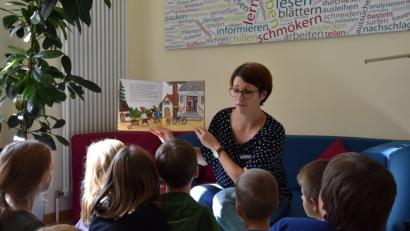 Bild: pjaf
Gespannt hören die Kinder den Geschichten von Petra Lederer (mitte) zu.