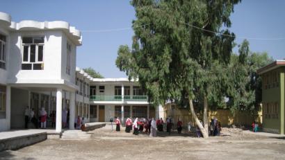 Bild: Kinderhilfe Afghanistan
Die Schülerinnen spielen Volleyball im Pausenhof der „Bibi Hawa“-Schule der Kinderhilfe Afghanistan.