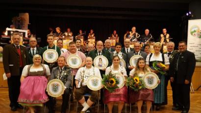 Bild: arw
Das sind die neuen Gaukönige und Gauköniginnen. Ihnen gratulieren erster Gauschützenmeister Manfred Weiß (stehend, Sechster von rechts) und erster Bezirksschützenmeister Harald Frischholz (links).