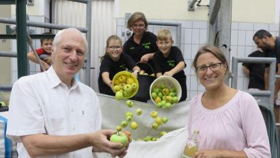 Bild: Hirsch
OGV-Jugendleiterin Petra Störtebecker lud zusammen mit den „Naturhelden“ Maria und Korbinian die angelieferten Äpfel ab. Silke Lohr (rechts) und Thomas Schwarz (links) unterstützen das Projekt Juradistl-Streuobst.