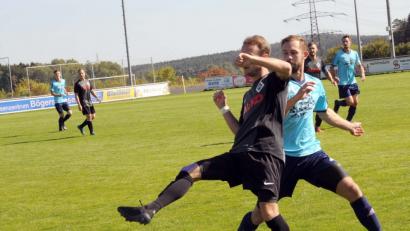 Bild: heh
Der TSV Konnersreuth erreichte am Sonntag gegen den VFC Kirchenlamitz nach einer 2:0- Führung nur ein 2:2. Hier klärt Gästespieler Christopher Jena (links) vor dem Konnersreuther Felix Lippert.