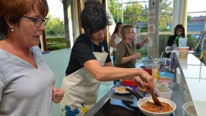 Bild: dob
Beim multikulturellen Kochabend lassen sich die deutschen Frauen gerne von der ausländischen Küche inspirieren.