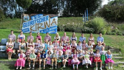 Bild: akp
Die kleinen und großen Kirwapaare trafen sich zum Fotoshooting für den neuen Gleiritscher Kirwakalender 2018 auf dem Sportplatz. Auf einigen Sitzen aus der Allianz-Arena in München zeigten sie sich von ihrer schönsten Seite.