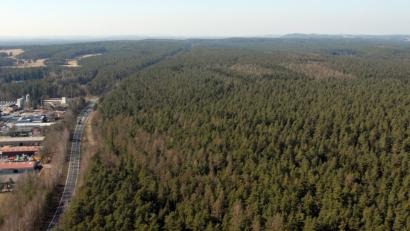Bild: Michael Ascherl
Die Planungen laufen auf Hochtouren. Doch draußen in der Natur ist vom künftigen Gewerbegebiet West IV (stadtauswärts rechts über der B 470) noch nichts zu sehen.