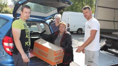 Bild: prh
Amanda Castillo-Schmidt (Zweite von rechts) und ihre Helfer haben alle Hände voll zu tun, die sechs Tonnen Sachspenden am Samstagvormittag in die bereitgestellten Sprinter zu verladen.