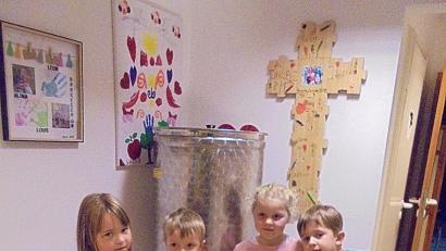 Bild: bsc
Neugierig probieren die Kinder den frisch gepressten Apfelsaft.