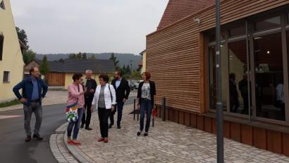 Bild: myd
Angeregt tauschen sich Bürgermeister Thorsten Hallmann (links), SPD-Landtagskandidatin Jutta Deiml (rechts) und SPD-Bezirkstagskandidatin Brigitte Scharf (Dritte von rechts) bei einem Spaziergang durch das Ortszentrum aus.