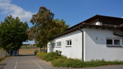 Bild: jr
Beim Hintereingang zur Schulturnhalle soll der rechte Baum und noch ein kleinerer dahinter entfernt werden.