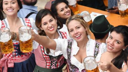 Bild: Tobias Hase/dpa
Besucherinnen in Tracht prosten mit Bierkrügen.