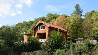 Bild: bnr
Am Trausnitzer Campingplatz soll ein "Fischerdorf" entstehen. 42 Ferienhäuser könnten auf dem Gelände gebaut werden. Das Erste steht bereits kurz vor der Fertigstellung.