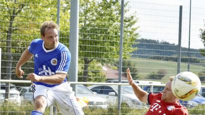 Bild: Hubert Ziegler
Daniel Neugebauer vom SV Raigering (links) zieht ab, sein Gegenspieler vom FC Bayern München kommt mit seiner Grätsche zu spät.