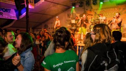 Bild: tkr
Die Stimmung auf der Tanzfläche war super und die Gäste hatten sichtlich ihren Spaß mit der Band.