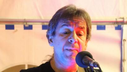 Bild: mfh
Gitarrenvirtuosen Rainer Schmidt greift am Samstagabend in die Saiten.
