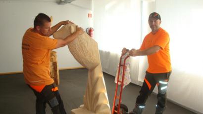 Bild: wmr
Michael Papsch (links) und Peter Dietz beim Aufbau der Ausstellung. Hier bringen sie eine große Hirsch-Statue in Position.