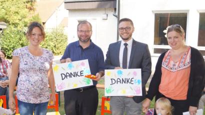 Bild: du
Die neuen Leiterinnen der Eltern-Kind-Gruppe, Michaela Hahn (rechts) und Christiane Hack (links), bedanken sich bei der Einweihungsfeier auch im Namen aller Kinder und Eltern bei Pfarrer Thomas Stohldreier und Bürgermeister Ernst Lenk.