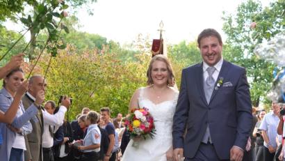 Bild: fvo
Nach der Trauung von Andrea und Sebastian Schwab ist der Lennesriether Kichhof voll mit Gratulanten.
