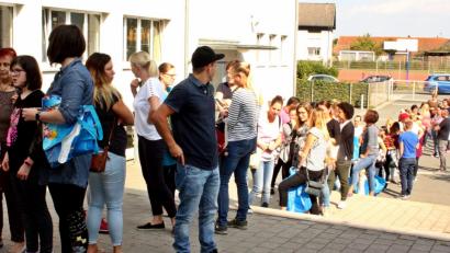 Bild: zer
Die Besucher stehen Schlange vor dem Einlass.