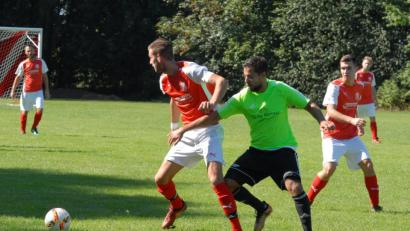 Bild: Rudi Gebert
Der TSV Bärnau gewann das Grenzlandderby beim SC Mähring durch ein Tor in letzter Minute mit 2:1. In dieser Szene hat der Bärnauer Vaclav Sestak (grünes Trikot) gegen Roman Wimmer das Nachsehen.