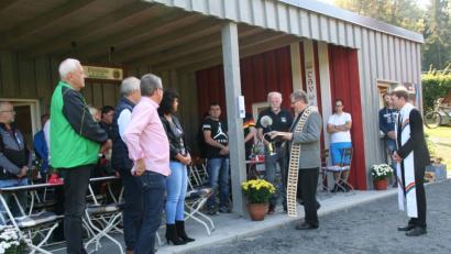 Bild: fpoz
Stadtpfarrer Bernd Philipp und Pfarrer Andreas Kraft segnen das neue Verkaufs- und Kassenhäuschen. Mit dabei zahlreiche Helfer und Vereinsmitglieder.