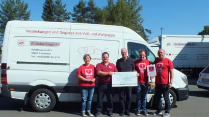 Bild: soj
Ein Spendenscheck von 2000 Euro für die Typisierungsaktion am Sonntag wird auf dem Firmengelände der Firma Schiettinger übergeben. Im Bild: Josef Söllner, Johannes Bauer, Firmenchef Andreas Bader, Betriebsratsvorsitzender Alois Albersdörfer und Sandra Schmelber (von rechts).