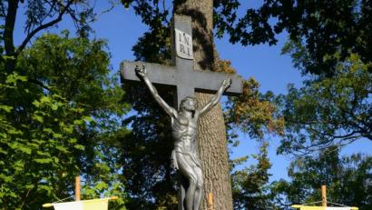 Bild: bey
"Hinter dem Kreuz beginnt der Weg der grenzenlosen Hoffnung" - Diakon Manfred Griebel gibt mit dieser Aussage die Antwort auf das große "Warum" im Leben eines Menschen.