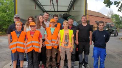 Bild: bsc
Kolping-Vorsitzender Reiner Gärtner (zweite Reihe, links) freute sich über die tatkräftige Mitarbeit der Mitglieder bei der Jubiläums-Altkleidersammlung. Auch dankte er der Friedenfelser Bevölkerung für die Unterstützung.