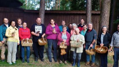 Bild: jml
Das gibt viele leckere Schwammerlmahlzeiten. Die Teilnehmer der OWV-Pilzwanderung können zufrieden sein. Ihre Exemplare wurden vom Pilzsachverständigen Stefan Hartwig (rechts) begutachtet und ausführlich erklärt. Markus Müller (Zweiter von rechts) dankte besonders Andrea Gagulic (Achte von links) für die reibungslose Organisation.