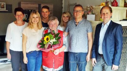 Bild: agr
Zweite Bürgermeisterin Margit Reichl (links) und Stadtpfarrer Stefan Wagner (rechts) gratulierten Eleonore Mühlbauer zu ihrem hohen Wiegenfest.