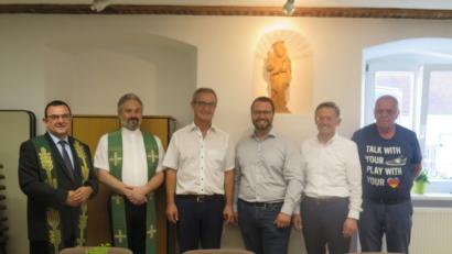 Bild: jzk
Vermieter Walter Mayerhofer, die Kreisvorsitzenden Tobias Reiß (CSU) und Matthias Grundler (JU) sowie die Pfarrer Dirk Grafe und Konrad Amschl (von rechts) gratulieren Bürgermeister und Ortsvorsitzendem Werner Nickl (Dritter von links) zu dem neuen CSU-Bürgerbüro.