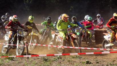 Bild: R. Kreuzer
Obwohl die Strecke nass gespritzt wurde: Es staubt gewaltig beim Start der Motocross-Fahrer.