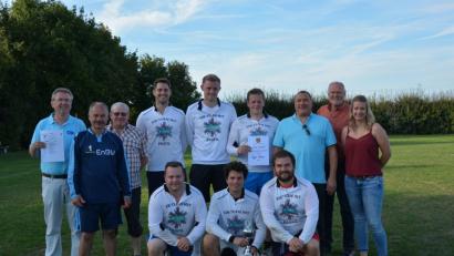 Bild: tte
Sie freuen sich über ein gelungenes Turnier: (hinten, von links) Günther Kotzbauer, Günter Kugler, Sigfried Bujnoch, Tobias Hofmann, Dominik Adlhoch, Patrick Weich, Robert Graf, Norbert Schmid, Christina Winkler, (vorne) Christian Kugler, Markus Lindner und Andreas Baumann.