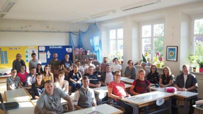 Bild: gz
Der Jahrgang 1991/92 trifft sich nach 20 Jahren erneut in einem Klassenzimmer.