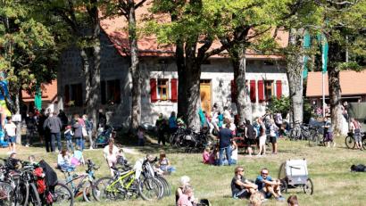 Bild: njn
Ein Ausflug für die ganze Familie. Viele lassen sich mit Kind und Kegel auf der Liegewiese vor dem Waldhaus nieder.