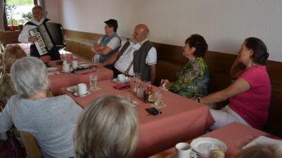 Bild: Dieter Weiß/exb
.Es geht um die Kirwa: Gerne hören die SPD-Mitglieder Hermann Frieser zu.