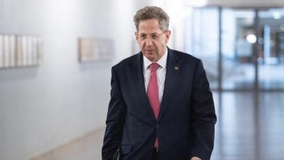 Bild: Bernd von Jutrczenka/dpa
Hans-Georg Maaßen, Präsident des Bundesamts für Verfassungsschutz (BfV), kommt aus der Sitzung des Parlamentarischen Kontrollgremiums für die Geheimdienste (PKGr) im Deutschen Bundestag..