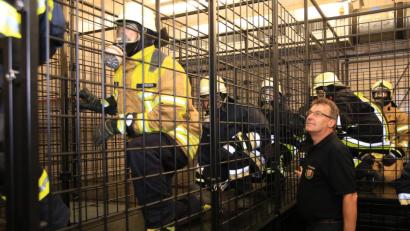 Bild: egl
Zum Atemschutz-Training geht es in der Amberger Feuerwache unter den Augen von Rudolf Kummert in den Käfig.