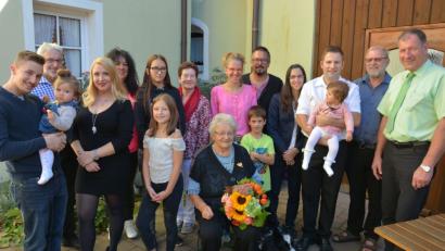 Bild: jr
Hildegard Riedl (vorne, mit Blumen) feierte am Sonntag ihren 80. Geburtstag. Dazu gratulierten neben der großen Familie 2. Bürgermeister Reinhard Wurm und Pfarrseelsorger Pater Benedikt Leitmayr (von rechts).