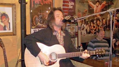 Bild: lst
Mac Frayman präsentiert am Freitag im „Salute“ eine einzigartige Kombination aus seiner Stimme und seinem Gitarrenspiel.