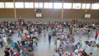 Bild: jzk
Zweieinhalb Stunden haben die Besucher des Herbst-Winter-Basars Zeit, Passendes für die kalten Monate zu finden.