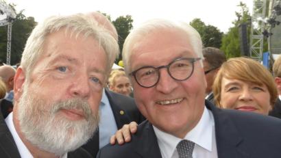 Bild: exb
Stefan Zrenner trifft beim Bürgerfest in Berlin den Bundespräsidenten Frank-Walter Steinmeier.
