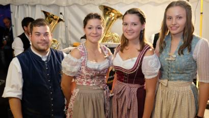 Bild: do
Gespannt warten die Speinsharter bei ihrer Kirchweih auf eine Kult-Stunde. Das Derblecken durch Mitglieder der Katholischen Landjugend gehört zu den Höhepunkten der Kirwa. Unser Bild zeigt mit Frater Korbinian, Jasmin Kroher, Helena Diepold und Sabrina Seitz (von links) das Quartett, das den Speinshartern wieder mächtig einschenkte.