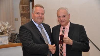 Bild: ak
Bürgermeister Günter Kopp (rechts) nimmt von seinem Amtskollegen Richard Hermann die goldene Ehrennadel der Stadtgemeinde Purbach entgegen. Gedacht ist sie für alle Kulmainer Bürger.