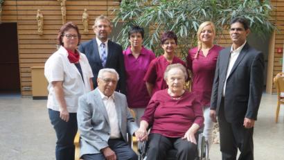 Bild: jzk
Heimleiterin Claudia Heier, zweiter Bürgermeister Hermann Schraml, die Schwestern Marika, Sabine und Anja und Pfarrvikar Dr. Joseph Meenpuzhackal (hinten von links) gratulieren Johanna Freche (vorne mit Ehemann Erhard) zum 85. Geburtstag.