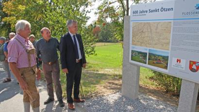 Bild: nm
Auf dem Weg von St. Ötzen nach Hildweinsreuth informiert eine Tafel über eine 600-jährige Geschichte. Alfred Helgert, Peter Schwanitz und Bürgermeister Thomas Meiler (von links) stellten sie vor.