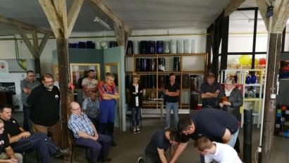 Bild: exb
In die richtige Anwendung des Defibrillators sind Mitarbeiter der Glashütte Lamberts eingewiesen worden. Auf dem Bild übt Michael Santl an der Puppe.