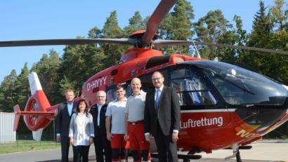Bild: Schönberger
Peter Flor (Zweiter von rechts) ist neuer Leiter der Luftrettungsstation in Latsch. Zur Berufung gratulierten Andeas Meier (rechts) sowie (von links) Dr. Jürgen Altmeppen, Renate Nastvogel, Herbert Putzer und leitender Notfallsanitäter Robert Schmid.