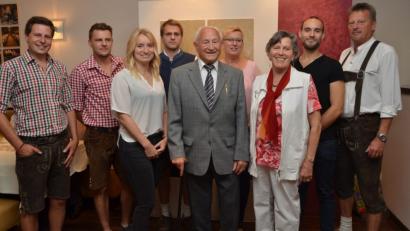 Bild: dob
Josef Bauer (Mitte) könnte man durchaus viel jünger als 85 Jahre schätzen. Seiner Ehefrau Erika (Dritte von rechts), seinen Kindern und Enkeln hat es der Jubilar nach eigenem Bekunden zu verdanken, dass er so gesund vor der Festgesellschaft stehen kann. Ein größeres Kompliment hätte er seiner ganzen Familie am 85. Geburtstag wohl nicht machen können.