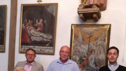 Bild: sei
Den Auftrag für die Restaurierung der Gemälde in der Moritzkirche erhielt Restaurator Erwin Rösch. (hinten, Mitte) Von der Notwendigkeit dieser Maßnahme haben sich der Förderverein mit Harald Puckschamel (hinten, links) sowie Pfarrer Stephan Rödl (hinten, rechts) und Kirchenpfleger Wolfhard Erling (vorne) überzeugt.