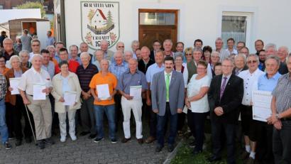 Bild: mef
Der Vorstand zeichnet treue Mitstreiter aus.
