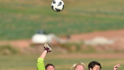 Bild: A. Schwarzmeier
TSV Pressath - SC Eschenbach 1:1 vom 16.9.2018
SC-Torwart Christopher Stopfer klärt nach einem Freistoß